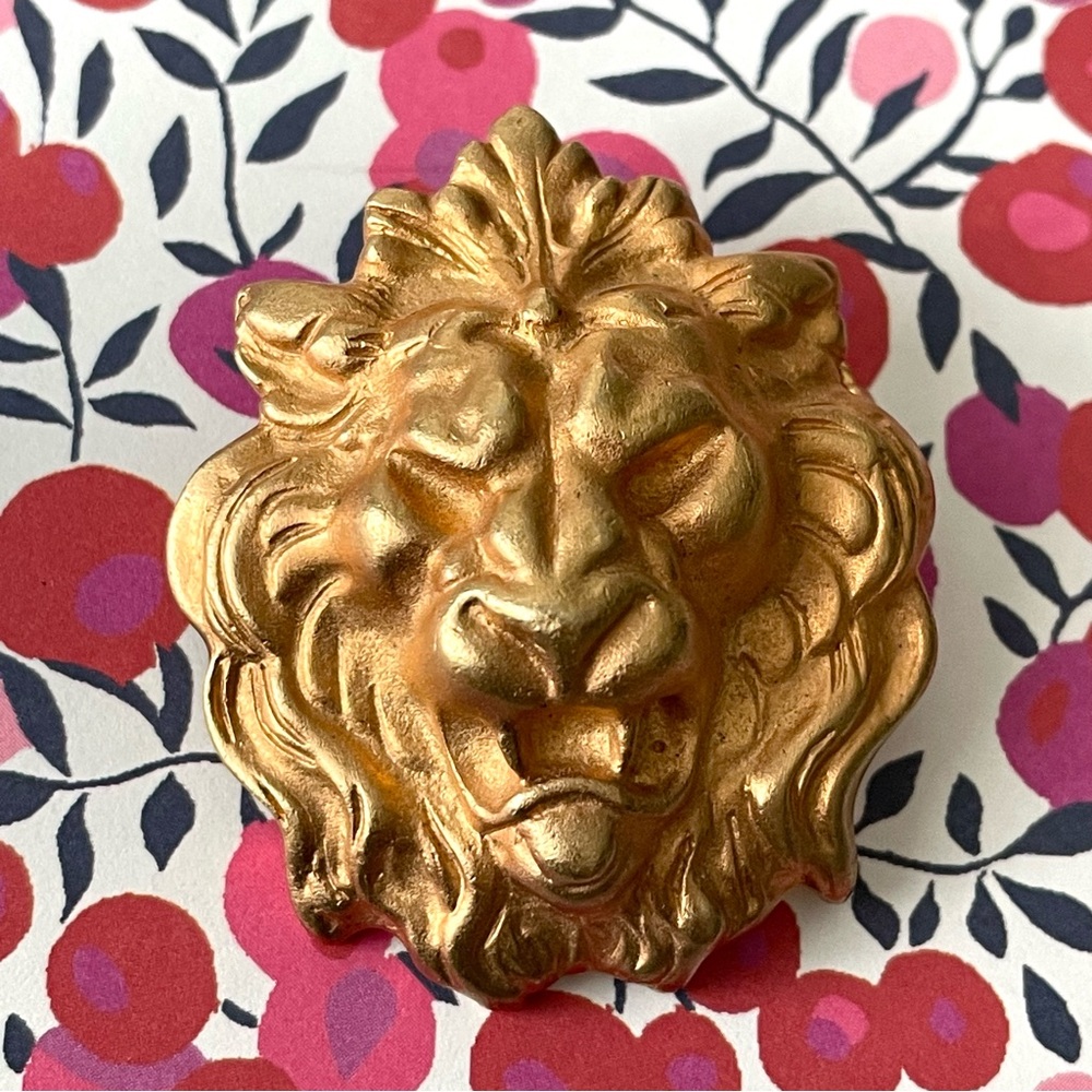 Vintage matte goldtone roaring lion head brooch Leo big cat